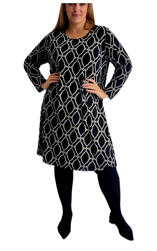 Αυτό το κομψό χειμωνιάτικο φόρεμα σε μαύρο χρώμα με εντυπωσιακό γεωμετρικό μοτίβο σε λευκό αποτελεί την ιδανική επιλογή για την καθημερινή σας γκαρνταρόμπα. Το διακριτικό ρομβοειδές σχέδιο δημιουργεί μια αίσθηση κίνησης και κομψότητας, ενώ η άνετη γραμμή του προσφέρει κολακευτική εφαρμογή για κάθε σωματότυπο. Το φόρεμα διαθέτει μακριά μανίκια που το καθιστούν ιδανικό για τις ψυχρότερες ημέρες, ενώ το μήκος του που φτάνει λίγο πάνω από το γόνατο προσφέρει άνεση και στυλ. Η στρογγυλή λαιμόκοψη ολοκληρώνει την κομψή του εμφάνιση. Μπορεί να φορεθεί με μαύρο καλσόν και μποτάκια για ένα επαγγελματικό look στο γραφείο, ή να συνδυαστεί με ψηλές μπότες και statement κοσμήματα για βραδινές εξόδους. Η ελαφρώς φαρδιά γραμμή του χαρίζει άνεση καθ\u0027 όλη τη διάρκεια της ημέρας, ενώ το διαχρονικό μοτίβο εγγυάται πως δεν θα περάσει ποτέ εκτός μόδας. Ένα ευέλικτο κομμάτι που θα αναβαθμίσει το χειμερινό σας στυλ.