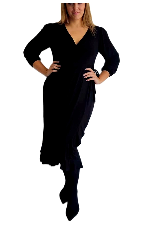 Αυτό το κομψό μαύρο φόρεμα με κρουαζέ σχεδιασμό αποτελεί την ιδανική επιλογή για κάθε χειμωνιάτικη εμφάνιση. Η βαθιά V\u002Dλαιμόκοψη χαρίζει θηλυκότητα, ενώ τα μανίκια 3/4 προσφέρουν άνεση και στυλ. Το εντυπωσιακό ασύμμετρο τελείωμα με βολάν δημιουργεί μια ρέουσα σιλουέτα που κολακεύει κάθε σωματότυπο, αγκαλιάζοντας τις καμπύλες με χάρη. Το βαθύ μαύρο χρώμα του είναι διαχρονικό και εύκολα συνδυάζεται με αξεσουάρ σε οποιαδήποτε απόχρωση. Ιδανικό για επίσημες βραδινές εξόδους, επαγγελματικές συναντήσεις ή ακόμα και για ένα ξεχωριστό δείπνο. Συνδυάστε το με ψηλοτάκουνες μπότες, όπως στην εικόνα, για μια εκλεπτυσμένη εμφάνιση, ή με κομψά κοσμήματα σε χρυσό ή ασημί για να αναδείξετε την κομψότητά του. Το μαλακό ύφασμα προσφέρει άνεση καθ\u0027 όλη τη διάρκεια της ημέρας, ενώ η ζώνη στη μέση τονίζει τη σιλουέτα με κολακευτικό τρόπο. Ένα απαραίτητο κομμάτι για κάθε χειμωνιάτικη γκαρνταρόμπα, που συνδυάζει κομψότητα και πρακτικότητα.