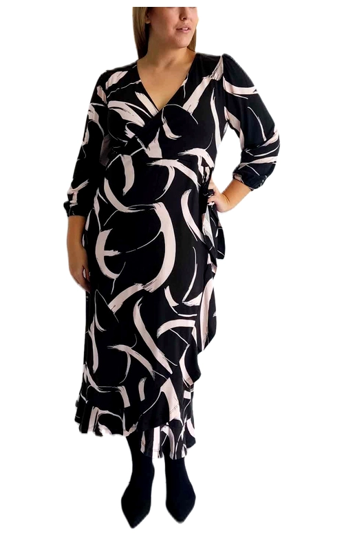 Αυτό το εντυπωσιακό κρουαζέ φόρεμα σε μαύρο φόντο με λευκό αφηρημένο μοτίβο αποτελεί την ιδανική επιλογή για τη χειμερινή σας γκαρνταρόμπα. Η κομψή σιλουέτα του αγκαλιάζει θηλυκά το σώμα, ενώ το εντυπωσιακό γεωμετρικό σχέδιο δημιουργεί μια δυναμική αντίθεση που τραβάει τα βλέμματα. Διαθέτει μανίκια τριών τετάρτων με ελαφρώς φαρδιά γραμμή, βαθύ V λαιμόκοψη και ζώνη στη μέση που αναδεικνύει τη σιλουέτα, προσφέροντας κολακευτική εφαρμογή. Το μήκος του φορέματος φτάνει κάτω από το γόνατο με μια χαριτωμένη βολάν λεπτομέρεια στο τελείωμα που προσθέτει θηλυκότητα και κίνηση. Ιδανικό για επαγγελματικές συναντήσεις όταν συνδυάζεται με μαύρα μποτάκια όπως στην εικόνα, αλλά και για βραδινές εξόδους με ψηλοτάκουνες γόβες και κομψά κοσμήματα. Το υφασμάτινο δέσιμο στο πλάι επιτρέπει την προσαρμογή στις καμπύλες σας, ενώ το φαρδύ κόψιμο χαρίζει άνεση καθ\u0027 όλη τη διάρκεια της ημέρας. Ένα διαχρονικό κομμάτι που συνδυάζει κομψότητα και λειτουργικότητα.