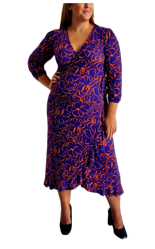 Αυτό το εντυπωσιακό φόρεμα plus size σε μοβ ρουά με πορτοκαλί φλοράλ μοτίβο αποτελεί την τέλεια επιλογή για τη χειμωνιάτικη γκαρνταρόμπα σας. Ο κρουαζέ σχεδιασμός με το V λαιμόκοψη κολακεύει τη σιλουέτα, ενώ το μήκος μέχρι τη μέση της γάμπας προσφέρει κομψότητα και άνεση. Τα μανίκια 3/4 είναι ιδανικά για τις ψυχρότερες μέρες, παρέχοντας κάλυψη χωρίς να περιορίζουν τις κινήσεις σας. Το ζωηρό φλοράλ μοτίβο με τις πορτοκαλί γραμμές σε φόντο έντονου μοβ δημιουργεί μια εντυπωσιακή αντίθεση που τραβάει τα βλέμματα. Το ελαφρώς ασύμμετρο τελείωμα με το απαλό βολάν προσθέτει θηλυκότητα και παιχνιδιάρικη διάθεση. Φορέστε το με μαύρες γόβες για επίσημες περιστάσεις ή συνδυάστε το με μποτάκια και ένα μαύρο σακάκι για καθημερινές εμφανίσεις με στυλ. Το ύφασμα αγκαλιάζει τις καμπύλες χωρίς να τις περιορίζει, προσφέροντας άνεση όλη μέρα. Ιδανικό για γραφείο, βραδινές εξόδους ή οικογενειακές συγκεντρώσεις.