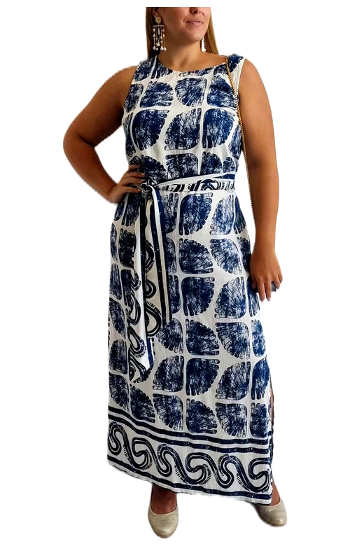 Αυτό το κομψό μάξι φόρεμα σε λευκό φόντο με έντονα μπλε ρουά μοτίβα αποτελεί την ιδανική επιλογή για την καλοκαιρινή σας γκαρνταρόμπα. Το εντυπωσιακό γεωμετρικό σχέδιο με τα μεγάλα μπλε μοτίβα που θυμίζουν φύλλα, συνδυάζεται αρμονικά με το διακοσμητικό κυματιστό μοτίβο στο κάτω μέρος, προσδίδοντας μια μεσογειακή πινελιά στην εμφάνισή σας. Το αμάνικο στυλ του με την ίσια λαιμόκοψη χαρίζει άνεση στις ζεστές μέρες, ενώ η ζώνη στη μέση τονίζει διακριτικά τη σιλουέτα. Κατασκευασμένο από ελαφρύ, αεράτο ύφασμα που επιτρέπει την άνετη κίνηση, είναι ιδανικό για καλοκαιρινές βόλτες, διακοπές στα νησιά ή απογευματινούς καφέδες. Συνδυάστε το με επίπεδα σανδάλια για μια καθημερινή εμφάνιση ή με κομψές πλατφόρμες και εντυπωσιακά κοσμήματα, όπως τα μακριά σκουλαρίκια που φαίνονται στην εικόνα, για βραδινές εξόδους. Διαθέσιμο σε μεγέθη plus size, αυτό το φόρεμα κολακεύει κάθε σωματότυπο, χαρίζοντας άνεση και στυλ χωρίς συμβιβασμούς.