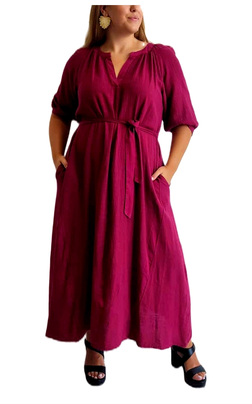 Αυτό το υπέροχο φόρεμα σε έντονο βυσσινί χρώμα είναι η ιδανική επιλογή για κάθε γυναίκα που αγαπά την άνεση χωρίς να θυσιάζει το στυλ. Κατασκευασμένο από ανάλαφρο, αέρινο ύφασμα που χαρίζει άνετη εφαρμογή, διαθέτει μοντέρνο σχεδιασμό με λαιμόκοψη V και χαλαρά μανίκια μέχρι τον αγκώνα που κολακεύουν τη σιλουέτα. Η ζώνη στη μέση από το ίδιο ύφασμα τονίζει διακριτικά τη σιλουέτα, ενώ οι πλαϊνές τσέπες προσθέτουν πρακτικότητα στην καθημερινή σας εμφάνιση. Το μήκος του φορέματος φτάνει μέχρι τον αστράγαλο, χαρίζοντας κομψότητα και θηλυκότητα. Μπορεί να φορεθεί με πλατφόρμες ή σανδάλια για καλοκαιρινές εξόδους, αλλά και με μποτάκια και ζακέτα για τις φθινοπωρινές ημέρες. Ιδανικό για περιστάσεις από καθημερινές βόλτες μέχρι απογευματινούς καφέδες και βραδινά δείπνα, αυτό το φόρεμα συνδυάζει την κομψότητα με την άνεση και θα γίνει αγαπημένο κομμάτι στην γκαρνταρόμπα σας.