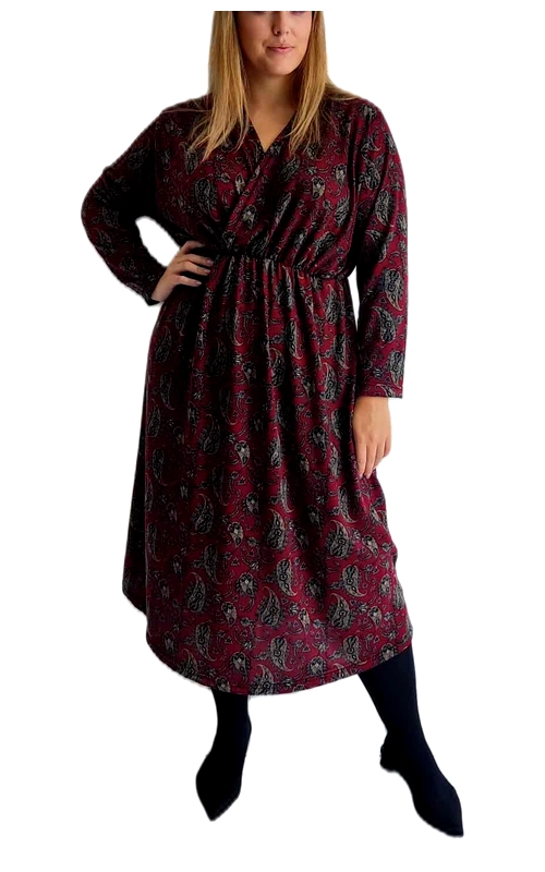 Αυτό το κομψό χειμωνιάτικο φόρεμα σε βαθύ μπορντό χρώμα με διακριτικό μοτίβο paisley σε αποχρώσεις του μαύρου και γκρι, αποτελεί την ιδανική επιλογή για τις κρύες μέρες του χειμώνα. Διαθέτει ελαστική μέση που κολακεύει τη σιλουέτα, ενώ το μήκος του φτάνει κάτω από το γόνατο, προσφέροντας άνεση και κομψότητα. Τα μακριά μανίκια και το V λαιμόκοψη προσθέτουν μια διαχρονική πινελιά στο σχεδιασμό του. Το φόρεμα έχει χαλαρή εφαρμογή που αγκαλιάζει το σώμα με τον πιο κολακευτικό τρόπο, ενώ το πλούσιο μπορντό φόντο με το κλασικό μοτίβο το καθιστά εύκολο να συνδυαστεί. Φορέστε το με μαύρο καλσόν και μποτάκια για μια καθημερινή κομψή εμφάνιση, ή προσθέστε ένα ζευγάρι ψηλοτάκουνα παπούτσια και κοσμήματα για πιο επίσημες περιστάσεις. Το υφασμάτινο υλικό του προσφέρει άνεση καθ\u0027 όλη τη διάρκεια της ημέρας, καθιστώντας το ιδανικό τόσο για το γραφείο όσο και για απογευματινές εξόδους. Ένα ευέλικτο κομμάτι που δεν πρέπει να λείπει από τη χειμερινή σας γκαρνταρόμπα.
