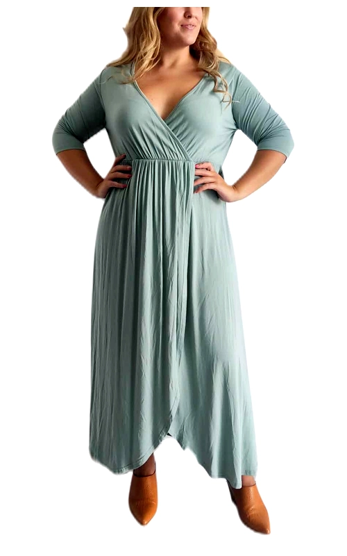 Αυτό το κομψό φόρεμα σε απαλό γαλαζοπράσινο (aqua mint) χρώμα είναι σχεδιασμένο ειδικά για γυναίκες με καμπύλες, προσφέροντας άνεση και στυλ σε κάθε περίσταση. Διαθέτει κρουαζέ μπούστο με βαθύ V λαιμόκοψη που κολακεύει το ντεκολτέ, ενώ η ελαστική ζώνη στη μέση τονίζει θηλυκά τη σιλουέτα. Τα μανίκια τριών τετάρτων προσφέρουν κάλυψη και άνεση, ιδανικά για διαφορετικές εποχές. Η αέρινη, ρέουσα φούστα με το ασύμμετρο τελείωμα προσδίδει κίνηση και θηλυκότητα, ενώ το μαλακό, ελαστικό ύφασμα αγκαλιάζει τις καμπύλες χωρίς να περιορίζει. Φορέστε το με μποτάκια όπως στην εικόνα για casual εμφανίσεις ή με ψηλοτάκουνα πέδιλα για βραδινές εξόδους. Είναι ιδανικό για καθημερινές εμφανίσεις, αλλά και για πιο επίσημες περιστάσεις όπως γάμους ή βαπτίσεις. Ο διαχρονικός σχεδιασμός και το ευκολοφόρετο στυλ του το καθιστούν απαραίτητο κομμάτι για κάθε γυναικεία γκαρνταρόμπα, προσφέροντας αμέτρητους συνδυασμούς όλο το χρόνο.