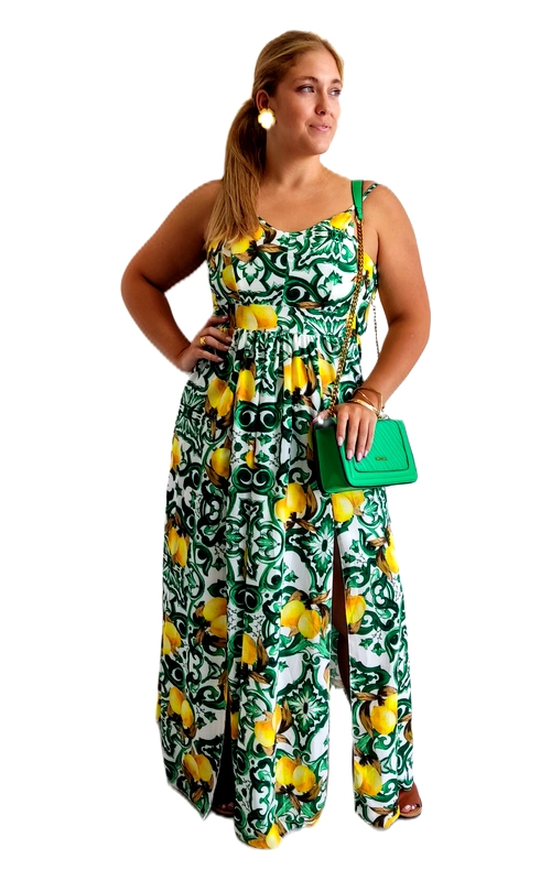 Ένα εντυπωσιακό maxi φόρεμα plus size που αποπνέει καλοκαιρινή χαρά και μεσογειακή κομψότητα. Το φόρεμα διαθέτει ένα ζωντανό μοτίβο με κίτρινα σχήμαα και πράσινα διακοσμητικά στοιχεία σε λευκό φόντο, δημιουργώντας ένα αναζωογονητικό και χαρούμενο αποτέλεσμα. Η σχεδίαση του προσδίδει έναν ιδιαίτερο και πολυτελή χαρακτήρα. Το φόρεμα διαθέτει λεπτές τιράντες, empire γραμμή κάτω από το στήθος που κολακεύει κάθε σιλουέτα, ενώ η φαρδιά ροή του κάτω μέρους εξασφαλίζει άνεση και ελευθερία κινήσεων. Ιδιαίτερο χαρακτηριστικό αποτελεί το σχίσιμο στο μπροστινό μέρος, που προσθέτει μια αισθησιακή νότα στο σύνολο. Μπορεί να φορεθεί σε καλοκαιρινές εκδρομές, βραδινές έξοδοι στην παραλία, γαμήλιες δεξιώσεις ή καλοκαιρινά πάρτι. Συνδυάζεται τέλεια με πράσινη τσάντα crossbody και χρυσά αξεσουάρ για ένα ολοκληρωμένο, fashion\u002Dforward εμφάνιση.