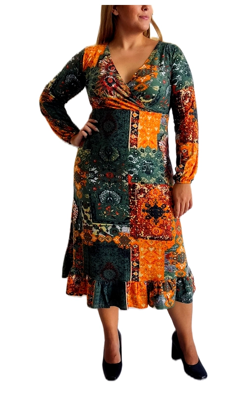 Αυτό το εντυπωσιακό χειμωνιάτικο φόρεμα σε plus size μεγέθη αποτελεί την τέλεια επιλογή για τις γυναίκες που αγαπούν τα ζωντανά χρώματα και τα μοναδικά μοτίβα. Διαθέτει έναν εκπληκτικό συνδυασμό από πλούσιες αποχρώσεις πράσινου κυπαρισσί και πορτοκαλί κοραλλί σε ένα εντυπωσιακό patchwork σχέδιο, με διακριτικές λεπτομέρειες σε βαθύ κόκκινο και μπλε. Το φόρεμα έχει κομψό κρουαζέ μπούστο με V λαιμόκοψη που κολακεύει το ντεκολτέ, ενώ η ψηλή μέση τονίζει τη σιλουέτα. Τα μακριά φουσκωτά μανίκια προσφέρουν άνεση και στυλ, ενώ το βολάν στο τελείωμα του φορέματος προσθέτει μια θηλυκή, παιχνιδιάρικη πινελιά. Το μήκος midi είναι ιδανικό για κάθε περίσταση. Μπορεί να φορεθεί με μαύρες γόβες για επίσημες εμφανίσεις ή με μποτάκια για πιο casual look. Συνδυάστε το με ένα απλό μαύρο ζακετάκι ή παλτό για τις πιο κρύες μέρες. Το υφασμάτινο υλικό του προσφέρει άνεση και ζεστασιά, καθιστώντας το ιδανική επιλογή για χειμωνιάτικες εξόδους, γιορτές και ειδικές περιστάσεις.