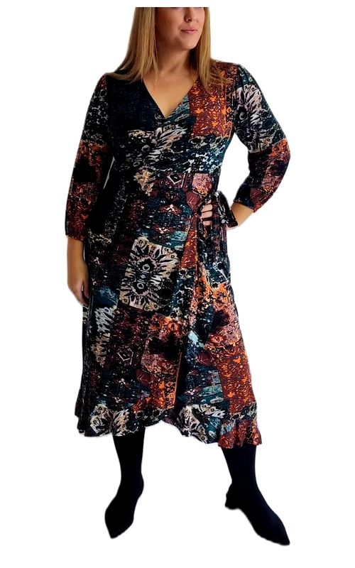 Αυτό το εντυπωσιακό φόρεμα κρουαζέ με το μοναδικό πολύχρωμο μοτίβο αποτελεί την τέλεια επιλογή για τη χειμερινή σας γκαρνταρόμπα. Διαθέτει ένα εκλεπτυσμένο συνδυασμό από βαθύ ναυτικό μπλε, έντονο πορτοκαλί, απαλό μπεζ και πινελιές από μπορντό, δημιουργώντας ένα καλλιτεχνικό αφηρημένο σχέδιο που θυμίζει μωσαϊκό. Η κομψή γραμμή του με το V λαιμό αναδεικνύει τη σιλουέτα, ενώ τα μανίκια 3/4 προσφέρουν άνεση και κομψότητα. Το φόρεμα δένει στο πλάι, τονίζοντας τη μέση και χαρίζοντας μια κολακευτική εφαρμογή, ενώ το μήκος του που φτάνει κάτω από το γόνατο το καθιστά ιδανικό για πολλαπλές περιστάσεις. Μπορεί να φορεθεί με μαύρο καλσόν και μποτάκια για ένα κομψό καθημερινό look, ή με ψηλοτάκουνα παπούτσια για βραδινές εξόδους. Το υφάσματά του φαίνεται να έχει μια ελαφριά ελαστικότητα που εξασφαλίζει άνεση καθ\u0027 όλη τη διάρκεια της ημέρας. Ένα ευέλικτο κομμάτι που συνδυάζει στυλ και λειτουργικότητα για την καθημερινή γυναίκα που αγαπά τα ζωηρά χρώματα και τα μοναδικά σχέδια.