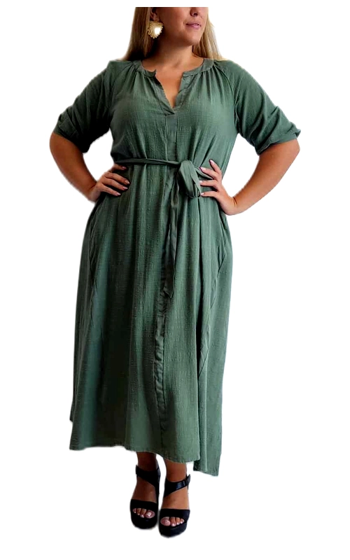 Αυτό το κομψό φόρεμα σε πράσινο χακί απόχρωση είναι η ιδανική επιλογή για κάθε γυναίκα που αναζητά άνεση και στυλ. Κατασκευασμένο από ελαφρύ, αέρινο ύφασμα με ιδιαίτερη υφή, προσφέρει μια χαλαρή εφαρμογή που κολακεύει τη σιλουέτα. Το μεσάτο σχέδιο με τη ζώνη στη μέση αναδεικνύει τις καμπύλες, ενώ το μήκος μέχρι τη γάμπα χαρίζει διαχρονική κομψότητα. Τα μανίκια με δυνατότητα αναδίπλωσης προσφέρουν ευελιξία στο στυλ, ενώ το λαιμόκοψμα με άνοιγμα V δημιουργεί μια θηλυκή πινελιά. Φορέστε το με πλατφόρμες για καλοκαιρινές βραδινές εξόδους ή συνδυάστε το με μποτάκια και τζιν μπουφάν για πιο casual εμφανίσεις. Είναι ιδανικό για καθημερινές δραστηριότητες, αλλά και για πιο επίσημες περιστάσεις. Η άνετη γραμμή του και το φιλικό προς το σώμα ύφασμα το καθιστούν την τέλεια επιλογή για όλες τις ώρες της ημέρας, ενώ η διαχρονική του απόχρωση συνδυάζεται εύκολα με διάφορα αξεσουάρ, προσφέροντας αμέτρητες επιλογές στιλιστικών συνδυασμών.