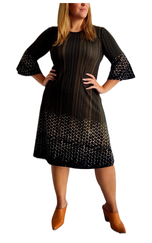 Αυτό το κομψό φόρεμα plus size σε βαθύ χακί χρώμα με διακριτικές κάθετες ριγώσεις είναι ιδανικό για τη χειμερινή σας γκαρνταρόμπα. Το εντυπωσιακό σχέδιο με τα γεωμετρικά μοτίβα στο κάτω μέρος του φορέματος και στις μανσέτες των μανικιών προσδίδει μια μοντέρνα πινελιά στην εμφάνισή σας. Διαθέτει φαρδιά μανίκια 3/4 με διακοσμητικά ανοίγματα που χαρίζουν θηλυκότητα και άνεση. Η γραμμή Α του φορέματος κολακεύει κάθε σιλουέτα, αγκαλιάζοντας τις καμπύλες με χάρη και προσφέροντας άνετη εφαρμογή. Το μήκος του φτάνει λίγο κάτω από το γόνατο, καθιστώντας το ιδανικό τόσο για επαγγελματικές συναντήσεις όσο και για βραδινές εξόδους. Συνδυάστε το με καφέ μποτάκια, όπως στην εικόνα, για μια casual εμφάνιση ή με ψηλοτάκουνες γόβες και κομψά κοσμήματα για πιο επίσημες περιστάσεις. Το ύφασμα είναι ανθεκτικό και ελαστικό, εξασφαλίζοντας άνεση καθ\u0027 όλη τη διάρκεια της ημέρας, ενώ η διαχρονική του σχεδίαση το καθιστά απαραίτητο κομμάτι για κάθε γυναικεία γκαρνταρόμπα.