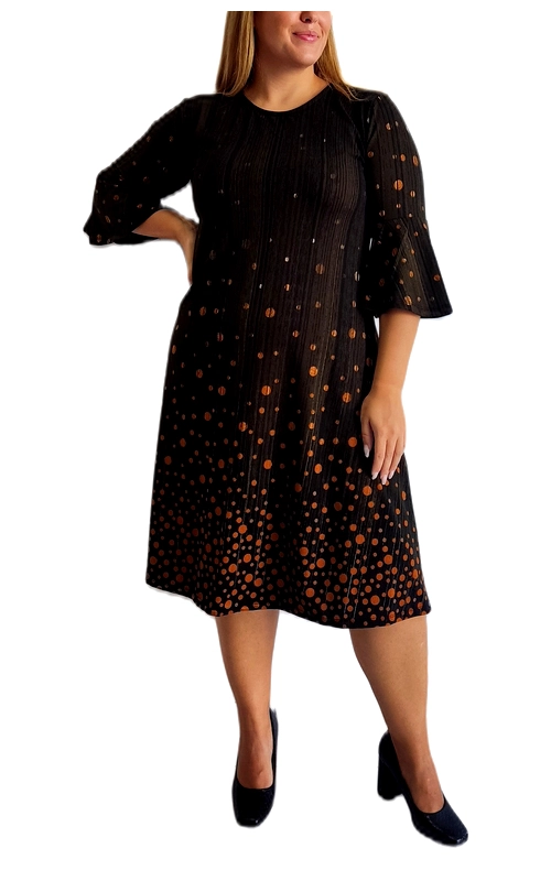 Αυτό το κομψό φόρεμα plus size σε χακί χρώμα με χάλκινες λεπτομέρειες είναι η ιδανική επιλογή για την χειμερινή σας γκαρνταρόμπα. Το εντυπωσιακό μοτίβο με πουά σε αποχρώσεις του χαλκού δημιουργεί μια εντυπωσιακή διαβάθμιση, με τις κουκκίδες να πυκνώνουν προς το κάτω μέρος του φορέματος, προσδίδοντας μια αίσθηση κίνησης και κομψότητας. Η γραμμή του είναι άνετη και κολακευτική, με μήκος κάτω από το γόνατο που αναδεικνύει τη σιλουέτα με διακριτική θηλυκότητα. Τα μανίκια τριών τετάρτων με το φαρδύ τελείωμα προσθέτουν μια πινελιά κομψότητας και καλύπτουν τα μπράτσα με χάρη. Η στρογγυλή λαιμόκοψη ολοκληρώνει τον διαχρονικό σχεδιασμό του. Ιδανικό για βραδινές εξόδους, επαγγελματικές συναντήσεις ή ειδικές περιστάσεις, συνδυάζεται τέλεια με μαύρες γόβες και μια μικρή τσάντα φάκελο. Προσθέστε χρυσά ή χάλκινα κοσμήματα για να αναδείξετε ακόμα περισσότερο το λαμπερό μοτίβο του φορέματος και να ολοκληρώσετε την εμφάνισή σας με στυλ και αυτοπεποίθηση.