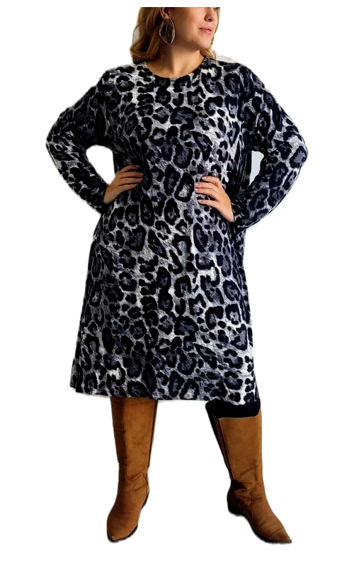 Αυτό το εντυπωσιακό φόρεμα με λεοπάρ μοτίβο αποτελεί την τέλεια επιλογή για τις χειμερινές σας εμφανίσεις. Σε μια κομψή παλέτα ασπρόμαυρων αποχρώσεων με γκρίζες λεπτομέρειες, το φόρεμα διαθέτει άνετη γραμμή που κολακεύει κάθε σωματότυπο. Η μακριά, ίσια γραμμή του με τα φαρδιά μανίκια προσφέρει άνεση και στυλ, ενώ το μήκος του φτάνει λίγο πάνω από το γόνατο. Κατασκευασμένο από μαλακό, ελαστικό ύφασμα που αγκαλιάζει απαλά το σώμα, είναι ιδανικό τόσο για καθημερινές εμφανίσεις όσο και για βραδινές εξόδους. Μπορεί να φορεθεί τέλεια με ψηλές καφέ μπότες όπως στην εικόνα, αλλά συνδυάζεται εξίσου εντυπωσιακά με μαύρο καλσόν και μποτάκια για πιο κομψές περιστάσεις. Προσθέστε ένα δερμάτινο μπουφάν ή ένα μακρύ πλεκτό καρντιγκάν για επιπλέον στυλ τις κρύες μέρες. Το διαχρονικό λεοπάρ μοτίβο δεν περνάει ποτέ από τη μόδα, καθιστώντας αυτό το φόρεμα μια έξυπνη επένδυση για την γκαρνταρόμπα σας που θα απολαμβάνετε για πολλές σεζόν.