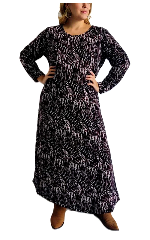 Αυτό το κομψό χειμωνιάτικο φόρεμα με το εντυπωσιακό μοτίβο σε αποχρώσεις μαύρου, μοβ και λευκού αποτελεί την ιδανική επιλογή για την καθημερινή σας γκαρνταρόμπα. Το αφηρημένο σχέδιο που θυμίζει κύματα προσδίδει μια μοντέρνα πινελιά, ενώ η άνετη γραμμή του κολακεύει κάθε σωματότυπο. Διαθέτει στρογγυλή λαιμόκοψη και μακριά μανίκια που το καθιστούν ιδανικό για τις ψυχρές ημέρες, ενώ το μήκος του που φτάνει στους αστραγάλους προσφέρει κομψότητα και ζεστασιά. Η ελαφρώς φαρδιά εφαρμογή του χαρίζει άνεση στις κινήσεις σας χωρίς να χάνετε την κομψότητά σας. Μπορεί να φορεθεί με μποτάκια για καθημερινές εμφανίσεις ή με ψηλοτάκουνα παπούτσια και εντυπωσιακά κοσμήματα για βραδινές εξόδους. Το μαλακό ύφασμά του εξασφαλίζει άνεση καθ\u0027 όλη τη διάρκεια της ημέρας, ενώ το ιδιαίτερο μοτίβο του θα σας κάνει να ξεχωρίζετε. Ένα ευέλικτο κομμάτι που συνδυάζει στυλ και πρακτικότητα για την χειμερινή σας γκαρνταρόμπα.