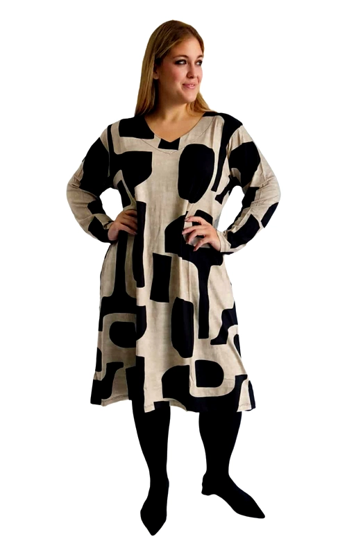 Αυτό το μοντέρνο φόρεμα με το εντυπωσιακό γεωμετρικό μοτίβο αποτελεί την τέλεια επιλογή για τη χειμερινή σας γκαρνταρόμπα. Σε μια κομψή συνύπαρξη εκρού και μαύρου χρώματος, το φόρεμα διαθέτει μεγάλα αφηρημένα γεωμετρικά σχέδια που του προσδίδουν μια καλλιτεχνική, σύγχρονη αισθητική. Με άνετη γραμμή που κολακεύει κάθε σιλουέτα, μακριά μανίκια και μήκος που φτάνει κάτω από το γόνατο, είναι ιδανικό για καθημερινή κομψότητα. Η χαλαρή εφαρμογή του προσφέρει άνεση όλη την ημέρα, ενώ η λαιμόκοψη σε σχήμα V αναδεικνύει διακριτικά το ντεκολτέ. Μπορεί να φορεθεί με μαύρο καλσόν και μποτάκια για ένα ολοκληρωμένο χειμερινό σύνολο, ή να συνδυαστεί με ένα λεπτό ζωνάκι στη μέση για πιο θηλυκή εμφάνιση. Κατάλληλο τόσο για το γραφείο όσο και για βραδινές εξόδους, αυτό το ευέλικτο φόρεμα προσαρμόζεται εύκολα σε κάθε περίσταση με τα σωστά αξεσουάρ. Ένα διαχρονικό κομμάτι που συνδυάζει την άνεση με το στυλ.