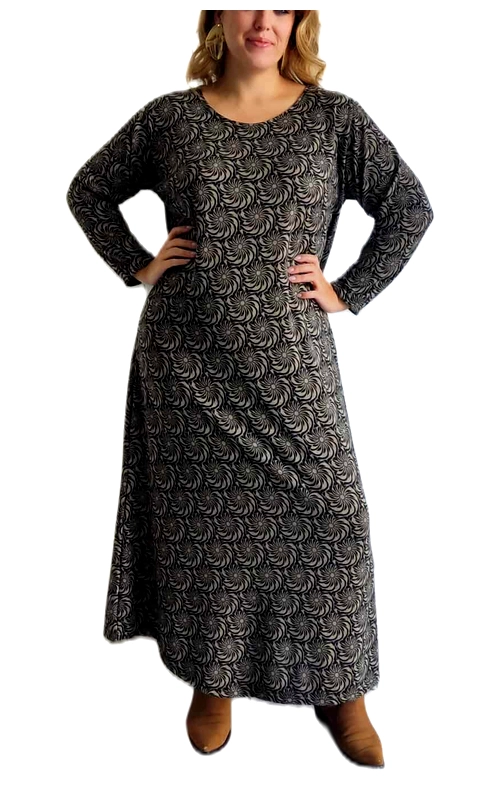 Αυτό το κομψό χειμωνιάτικο φόρεμα σε μαύρο φόντο με λεπτό μπεζ μοτίβο φυλλωμάτων συνδυάζει άνεση και στυλ για κάθε περίσταση. Η ευρύχωρη γραμμή του με μακριά μανίκια και στρογγυλή λαιμόκοψη χαρίζει κολακευτική εφαρμογή που αγκαλιάζει το σώμα χωρίς να το περιορίζει, ενώ το μήκος που φτάνει ως τους αστραγάλους προσφέρει κομψότητα και ζεστασιά τις κρύες μέρες. Το διακριτικό μοτίβο δημιουργεί ένα διαχρονικό κομμάτι που μπορεί να συνδυαστεί εύκολα με μποτάκια σε καφέ ταμπά απόχρωση, όπως εικονίζεται, ή με ψηλές μπότες για πιο επίσημες εμφανίσεις. Το μαλακό ύφασμα εξασφαλίζει άνετη εφαρμογή για όλη μέρα, ενώ η ριχτή γραμμή κολακεύει κάθε σωματότυπο. Ιδανικό για καθημερινές εξορμήσεις, επαγγελματικές συναντήσεις ή ακόμα και για πιο επίσημες περιστάσεις όταν συνδυάζεται με τα κατάλληλα αξεσουάρ. Ένα ευέλικτο κομμάτι που θα αποτελέσει βασικό στοιχείο της χειμερινής σας γκαρνταρόμπας.
