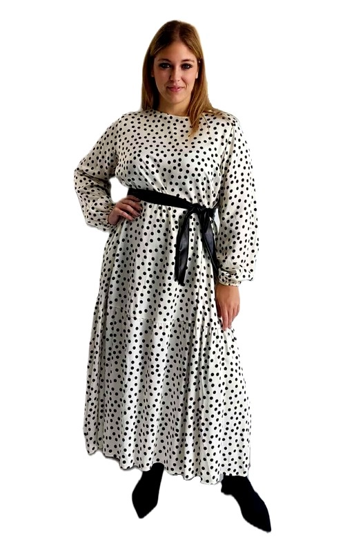 Αυτό το κομψό φόρεμα με πουά μοτίβο αποτελεί την τέλεια προσθήκη στη χειμερινή σας γκαρνταρόμπα. Σε λευκό\u002Dεκρού φόντο με διάσπαρτες μαύρες βούλες, το φόρεμα προσφέρει μια διαχρονική κομψότητα που δεν περνάει ποτέ από τη μόδα. Διαθέτει φαρδιά γραμμή με μακρύ μήκος που φτάνει μέχρι τον αστράγαλο, ενώ τα φουσκωτά μανίκια προσθέτουν μια θηλυκή πινελιά στο σύνολο. Η μεσάτη σιλουέτα τονίζεται από τη μαύρη ζώνη που δένει στη μέση, δημιουργώντας έναν κολακευτικό όγκο και αναδεικνύοντας τη θηλυκή σιλουέτα. Το φόρεμα μπορεί να φορεθεί με μαύρες μπότες ή μποτάκια για ένα κομψό χειμερινό σύνολο, ενώ είναι ιδανικό τόσο για καθημερινές εξόδους όσο και για πιο επίσημες περιστάσεις. Το απαλό ύφασμα προσφέρει άνεση καθ\u0027 όλη τη διάρκεια της ημέρας, ενώ το φαρδύ σχέδιο επιτρέπει την εύκολη κίνηση. Συνδυάστε το με ένα μαύρο παλτό και κοσμήματα σε ασημί αποχρώσεις για να ολοκληρώσετε την εμφάνισή σας με στυλ και φινέτσα.