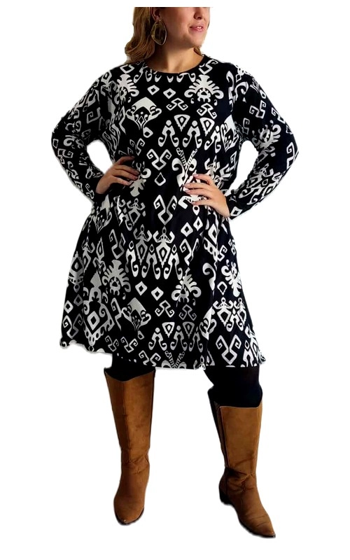 Κομψό φόρεμα σε μαύρο και λευκό με εντυπωσιακό γεωμετρικό μοτίβο που προσθέτει ιδιαίτερο χαρακτήρα στην εμφάνισή σας. Η άνετη γραμμή του με την ελαφρώς φαρδιά σιλουέτα κολακεύει κάθε σωματότυπο, ενώ το μήκος του που φτάνει λίγο πάνω από το γόνατο το καθιστά ιδανική επιλογή για πολλές περιστάσεις. Διαθέτει μακριά μανίκια που προσφέρουν άνεση και ζεστασιά κατά τους χειμερινούς μήνες. Το εντυπωσιακό ασπρόμαυρο εθνικό μοτίβο με ρόμβους και γεωμετρικά σχήματα δημιουργεί μια μοντέρνα οπτική αντίθεση που τραβάει τα βλέμματα. Συνδυάζεται τέλεια με καφέ μπότες όπως στην εικόνα, αλλά και με μαύρα καλσόν ή κολάν για μια ολοκληρωμένη χειμερινή εμφάνιση. Ιδανικό για καθημερινές εξόδους, γραφείο ή ακόμα και για πιο επίσημες περιστάσεις ανάλογα με τα αξεσουάρ που θα επιλέξετε. Το υφασμά του φαίνεται άνετο και ελαστικό, προσφέροντας ελευθερία κινήσεων καθ\u0027 όλη τη διάρκεια της ημέρας.