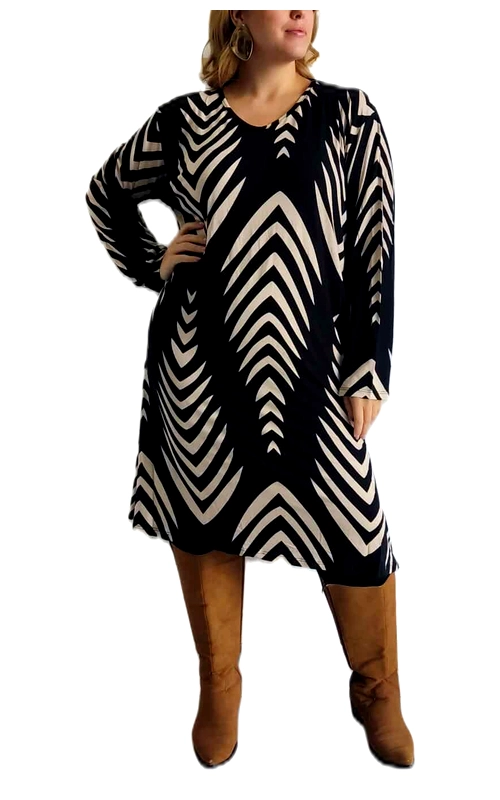 Αυτό το εντυπωσιακό φόρεμα με το τολμηρό γεωμετρικό μοτίβο σε μαύρο και εκρού αποτελεί την ιδανική επιλογή για τη χειμερινή σας γκαρνταρόμπα. Το έντονο ζιγκ\u002Dζαγκ σχέδιο δημιουργεί μια οπτική ψευδαίσθηση που κολακεύει τη σιλουέτα, ενώ η άνετη γραμμή του προσφέρει κομψότητα και άνεση. Με μακριά μανίκια και μήκος που φτάνει πάνω από το γόνατο, το φόρεμα συνδυάζει την κομψότητα με την πρακτικότητα. Η χαλαρή εφαρμογή του το καθιστά ιδανικό για καθημερινή χρήση, ενώ το εντυπωσιακό μοτίβο του το αναβαθμίζει για πιο επίσημες περιστάσεις. Φορέστε το με ψηλές καφέ μπότες όπως στην εικόνα για μια κομψή χειμωνιάτικη εμφάνιση, ή συνδυάστε το με ένα ζευγάρι κολάν και μποτάκια για πιο casual εμφανίσεις. Προσθέστε κοσμήματα σε χρυσές ή ασημένιες αποχρώσεις για να ολοκληρώσετε το σύνολο. Η ευέλικτη φύση του το καθιστά κατάλληλο τόσο για το γραφείο όσο και για βραδινές εξόδους.