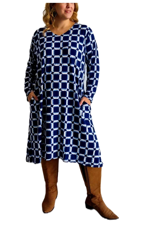 Αυτό το κομψό φόρεμα με γεωμετρικό μοτίβο σε βαθύ μπλε και λευκό αποτελεί την ιδανική προσθήκη στη χειμερινή σας γκαρνταρόμπα. Η άνετη γραμμή του με το ριχτό σχέδιο χαρίζει ελευθερία κινήσεων, ενώ το χαρακτηριστικό τετραγωνισμένο μοτίβο προσδίδει μια μοντέρνα, διαχρονική αισθητική. Διαθέτει μακριά μανίκια για προστασία από το κρύο και πρακτικές πλαϊνές τσέπες που συνδυάζουν λειτουργικότητα με στυλ. Το φόρεμα πέφτει χαλαρά στο σώμα με ένα μήκος που φτάνει λίγο κάτω από το γόνατο, κάνοντάς το ιδανικό για καθημερινές εμφανίσεις στο γραφείο, βόλτες στην πόλη ή ακόμα και για πιο χαλαρές κοινωνικές περιστάσεις. Συνδυάζεται τέλεια με μπότες σε ταμπά απόχρωση όπως απεικονίζεται, αλλά και με μποτάκια ή ακόμα και με αθλητικά παπούτσια για μια πιο casual εμφάνιση. Η στρογγυλή λαιμόκοψη και η άνετη εφαρμογή το καθιστούν κατάλληλο για κάθε σωματότυπο, προσφέροντας κομψότητα και άνεση καθ\u0027 όλη τη διάρκεια της ημέρας.