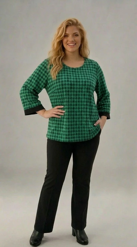 Plus size γυναικεία μπλούζα αμπιγιέ πράσινη μαύρη. Μπορεί να φορεθεί με κλασικό μαύρο παντελόνι ή φούστα pencil σε γάμο και βάπτιση αλλά και με τζιν παντελόνι ή φούστα για μια πιο ροκ εμφάνιση.