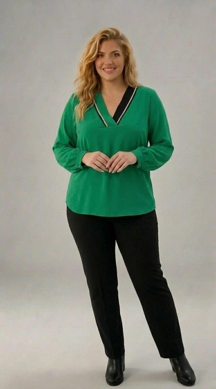 Plus size γυναικεία μπλούζα αμπιγιέ πράσινη. Μπορεί να φορεθεί με κλασικό μαύρο παντελόνι ή φούστα pencil σε γάμο και βάπτιση αλλά και με τζιν παντελόνι ή φούστα για μια πιο ροκ εμφάνιση.
