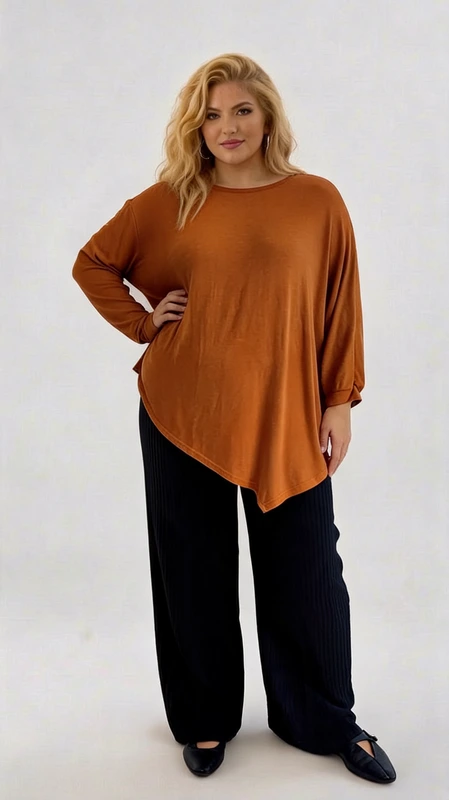 Plus size γυναικεία μπλούζα πλεκτή πουλόβερ εκάι - MGPL111 | Candiashop Boutique, Αυτό το κομψό πουλόβερ σε απόχρωση καμηλό (τερακότα) αποτελεί την ιδανική προσθήκη στη φθινοπωρινή σας γκαρνταρόμπα. Με την άνετη, φαρδιά γραμμή του και το ασύμμετρο τελείωμα που χαρίζει κολακευτική εφαρμογή, δημιουργεί μια κομψή και μοντέρνα σιλουέτα. Το μαλακό, ελαφρύ ύφασμα αγκαλιάζει το σώμα προσφέροντας άνεση όλη την ημέρα, ενώ τα μακριά μανίκια την καθιστούν ιδανική για τις δροσερές μέρες του φθινοπώρου και της άνοιξης. Συνδυάζεται τέλεια με μαύρα παντελόνια, όπως στην εικόνα, αλλά και με τζιν, φούστες ή κολάν για πολλαπλά στυλ. Η απλή γραμμή του λαιμού και το καθαρό σχέδιο χωρίς περιττά στοιχεία την καθιστούν ευέλικτο κομμάτι που μπορεί να φορεθεί τόσο σε καθημερινές εξόδους όσο και σε πιο κομψές περιστάσεις. Η χαλαρή εφαρμογή της την καθιστά κολακευτική για όλους τους σωματότυπους, προσφέροντας άνεση και στυλ χωρίς συμβιβασμούς.
