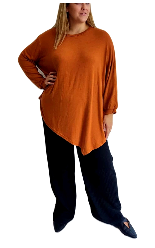Αυτό το κομψό πουλόβερ σε απόχρωση καμηλό (τερακότα) αποτελεί την ιδανική προσθήκη στη φθινοπωρινή σας γκαρνταρόμπα. Με την άνετη, φαρδιά γραμμή του και το ασύμμετρο τελείωμα που χαρίζει κολακευτική εφαρμογή, δημιουργεί μια κομψή και μοντέρνα σιλουέτα. Το μαλακό, ελαφρύ ύφασμα αγκαλιάζει το σώμα προσφέροντας άνεση όλη την ημέρα, ενώ τα μακριά μανίκια την καθιστούν ιδανική για τις δροσερές μέρες του φθινοπώρου και της άνοιξης. Συνδυάζεται τέλεια με μαύρα παντελόνια, όπως στην εικόνα, αλλά και με τζιν, φούστες ή κολάν για πολλαπλά στυλ. Η απλή γραμμή του λαιμού και το καθαρό σχέδιο χωρίς περιττά στοιχεία την καθιστούν ευέλικτο κομμάτι που μπορεί να φορεθεί τόσο σε καθημερινές εξόδους όσο και σε πιο κομψές περιστάσεις. Η χαλαρή εφαρμογή της την καθιστά κολακευτική για όλους τους σωματότυπους, προσφέροντας άνεση και στυλ χωρίς συμβιβασμούς.