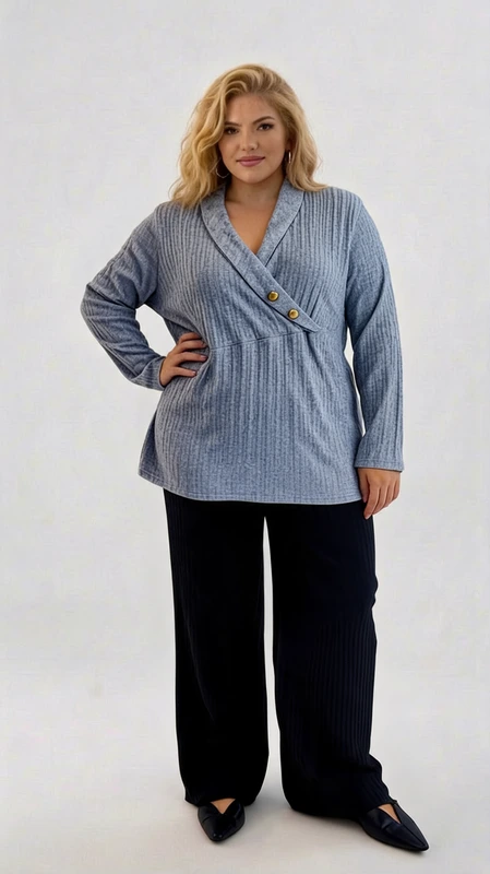 Plus size γυναικεία μπλούζα πλεκτή πουλόβερ γαλάζια - MGPL120 | Candiashop Boutique, Αυτό το κομψό γυναικείο πουλόβερ σε απαλό γαλάζιο χρώμα αποτελεί την ιδανική προσθήκη στη χειμερινή σας γκαρνταρόμπα. Το ριμπ πλεκτό ύφασμα με τις κάθετες ραβδώσεις προσφέρει διακριτική υφή και ενδιαφέρον, ενώ η κρουαζέ σχεδίαση με το V λαιμό κολακεύει τη σιλουέτα και προσθέτει θηλυκότητα. Διαθέτει μακριά μανίκια για άνεση στις κρύες μέρες και δύο διακριτικά κουμπιά στο πλάι που προσθέτουν ένα ιδιαίτερο στοιχείο στο σχεδιασμό της. Η χαλαρή γραμμή του το καθιστά ιδανικό για καθημερινή χρήση, ενώ συνδυάζεται τέλεια με φαρδιά παντελόνια, όπως αυτό στην εικόνα, σε βαθύ μπλε χρώμα. Μπορεί εύκολα να φορεθεί τόσο σε casual εξόδους όσο και στο γραφείο, προσφέροντας άνεση χωρίς συμβιβασμούς στο στυλ. Το γαλάζιο χρώμα είναι διαχρονικό και εύκολο στον συνδυασμό με διάφορα χρώματα, από μαύρο και σκούρο μπλε μέχρι λευκό και μπεζ. Ιδανική επιλογή για γυναίκες που αναζητούν κομμάτια με κομψότητα και πρακτικότητα.