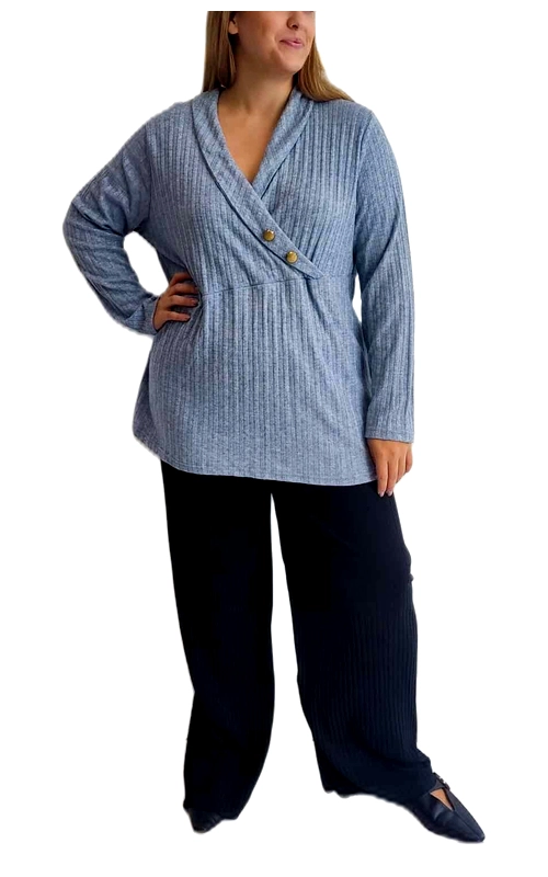 Αυτό το κομψό γυναικείο πουλόβερ σε απαλό γαλάζιο χρώμα αποτελεί την ιδανική προσθήκη στη χειμερινή σας γκαρνταρόμπα. Το ριμπ πλεκτό ύφασμα με τις κάθετες ραβδώσεις προσφέρει διακριτική υφή και ενδιαφέρον, ενώ η κρουαζέ σχεδίαση με το V λαιμό κολακεύει τη σιλουέτα και προσθέτει θηλυκότητα. Διαθέτει μακριά μανίκια για άνεση στις κρύες μέρες και δύο διακριτικά κουμπιά στο πλάι που προσθέτουν ένα ιδιαίτερο στοιχείο στο σχεδιασμό της. Η χαλαρή γραμμή του το καθιστά ιδανικό για καθημερινή χρήση, ενώ συνδυάζεται τέλεια με φαρδιά παντελόνια, όπως αυτό στην εικόνα, σε βαθύ μπλε χρώμα. Μπορεί εύκολα να φορεθεί τόσο σε casual εξόδους όσο και στο γραφείο, προσφέροντας άνεση χωρίς συμβιβασμούς στο στυλ. Το γαλάζιο χρώμα είναι διαχρονικό και εύκολο στον συνδυασμό με διάφορα χρώματα, από μαύρο και σκούρο μπλε μέχρι λευκό και μπεζ. Ιδανική επιλογή για γυναίκες που αναζητούν κομμάτια με κομψότητα και πρακτικότητα.