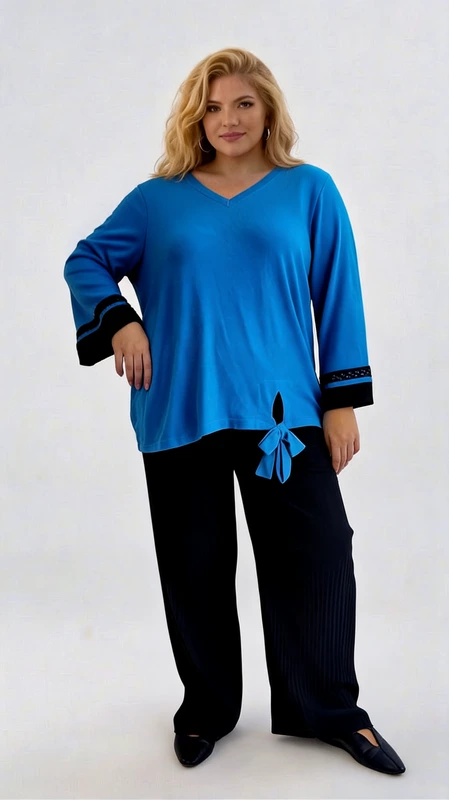 Plus size γυναικεία μπλούζα πλεκτή πουλόβερ γαλάζια - MGPL125 | Candiashop Boutique, Αυτό το κομψό γυναικείο πουλόβερ σε έντονο γαλάζιο χρώμα αποτελεί την ιδανική προσθήκη στη χειμερινή σας γκαρνταρόμπα. Με τον άνετο σχεδιασμό του και το χαλαρό V λαιμόκοψη, προσφέρει μια κολακευτική εφαρμογή που αγκαλιάζει το σώμα χωρίς να το περιορίζει. Τα μανίκια διαθέτουν διακοσμητικές μαύρες λεπτομέρειες στις άκρες, δημιουργώντας μια κομψή αντίθεση με το ζωηρό γαλάζιο της μπλούζας. Ιδιαίτερο χαρακτηριστικό αποτελεί ο χαριτωμένος φιόγκος στο πλάι, που προσθέτει μια θηλυκή πινελιά στο συνολικό σχέδιο. Συνδυάζεται τέλεια με μαύρο παντελόνι, όπως αυτό της εικόνας, αλλά και με τζιν ή φούστες για διαφορετικές περιστάσεις. Ιδανικό για καθημερινές εμφανίσεις στο γραφείο, βόλτες με φίλους, ή χαλαρές εξόδους. Το μαλακό ύφασμά του εξασφαλίζει άνεση καθ' όλη τη διάρκεια της ημέρας, ενώ το ζωντανό της χρώμα θα φωτίσει ακόμα και τις πιο γκρίζες χειμωνιάτικες μέρες. Μια ευέλικτη επιλογή που συνδυάζει κομψότητα και πρακτικότητα.
