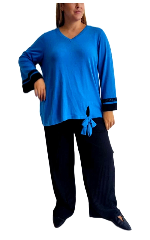 Αυτό το κομψό γυναικείο πουλόβερ σε έντονο γαλάζιο χρώμα αποτελεί την ιδανική προσθήκη στη χειμερινή σας γκαρνταρόμπα. Με τον άνετο σχεδιασμό του και το χαλαρό V λαιμόκοψη, προσφέρει μια κολακευτική εφαρμογή που αγκαλιάζει το σώμα χωρίς να το περιορίζει. Τα μανίκια διαθέτουν διακοσμητικές μαύρες λεπτομέρειες στις άκρες, δημιουργώντας μια κομψή αντίθεση με το ζωηρό γαλάζιο της μπλούζας. Ιδιαίτερο χαρακτηριστικό αποτελεί ο χαριτωμένος φιόγκος στο πλάι, που προσθέτει μια θηλυκή πινελιά στο συνολικό σχέδιο. Συνδυάζεται τέλεια με μαύρο παντελόνι, όπως αυτό της εικόνας, αλλά και με τζιν ή φούστες για διαφορετικές περιστάσεις. Ιδανικό για καθημερινές εμφανίσεις στο γραφείο, βόλτες με φίλους, ή χαλαρές εξόδους. Το μαλακό ύφασμά του εξασφαλίζει άνεση καθ\u0027 όλη τη διάρκεια της ημέρας, ενώ το ζωντανό της χρώμα θα φωτίσει ακόμα και τις πιο γκρίζες χειμωνιάτικες μέρες. Μια ευέλικτη επιλογή που συνδυάζει κομψότητα και πρακτικότητα.