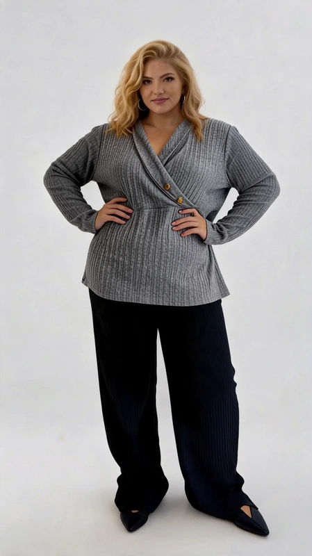Plus size γυναικεία μπλούζα πλεκτή πουλόβερ γκρι - MGPL119 | Candiashop Boutique, Αυτό το κομψό γυναικείο πουλόβερ σε γκρι μελανζέ απόχρωση προσφέρει στυλ και άνεση στην καθημερινότητά σας. Το ριμπ πλεκτό ύφασμα με την κρουαζέ λαιμόκοψη χαρίζει μια κολακευτική εφαρμογή που αναδεικνύει τη σιλουέτα. Οι μακριές φαρδιές μανίκες προσφέρουν άνεση κινήσεων, ενώ το wrap-style σχέδιο με το διακριτικό κούμπωμα στο πλάι δημιουργεί έναν θηλυκό και στυλάτο τόνο. Ιδανικό για καθημερινά σύνολα, μπορεί να φορεθεί άνετα με τζιν, παντελόνες ή φούστες για ένα κομψό αποτέλεσμα. Ο συνδυασμός με μαύρο παντελόνι, όπως απεικονίζεται, δημιουργεί μια διαχρονική εμφάνιση, κατάλληλη για το γραφείο ή για απογευματινές εξόδους. Το υλικό είναι μαλακό στην αφή και διατηρεί το σχήμα του, προσφέροντας άνεση καθ' όλη τη διάρκεια της ημέρας. Ένα ευέλικτο κομμάτι για την γκαρνταρόμπα σας, που συνδυάζει κομψότητα και πρακτικότητα σε κάθε περίσταση.