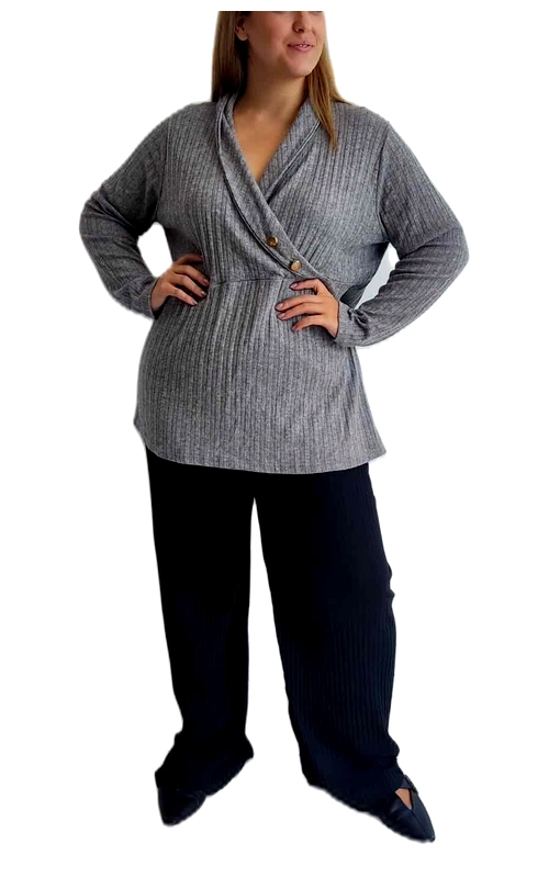 Αυτό το κομψό γυναικείο πουλόβερ σε γκρι μελανζέ απόχρωση προσφέρει στυλ και άνεση στην καθημερινότητά σας. Το ριμπ πλεκτό ύφασμα με την κρουαζέ λαιμόκοψη χαρίζει μια κολακευτική εφαρμογή που αναδεικνύει τη σιλουέτα. Οι μακριές φαρδιές μανίκες προσφέρουν άνεση κινήσεων, ενώ το wrap\u002Dstyle σχέδιο με το διακριτικό κούμπωμα στο πλάι δημιουργεί έναν θηλυκό και στυλάτο τόνο. Ιδανικό για καθημερινά σύνολα, μπορεί να φορεθεί άνετα με τζιν, παντελόνες ή φούστες για ένα κομψό αποτέλεσμα. Ο συνδυασμός με μαύρο παντελόνι, όπως απεικονίζεται, δημιουργεί μια διαχρονική εμφάνιση, κατάλληλη για το γραφείο ή για απογευματινές εξόδους. Το υλικό είναι μαλακό στην αφή και διατηρεί το σχήμα του, προσφέροντας άνεση καθ\u0027 όλη τη διάρκεια της ημέρας. Ένα ευέλικτο κομμάτι για την γκαρνταρόμπα σας, που συνδυάζει κομψότητα και πρακτικότητα σε κάθε περίσταση.