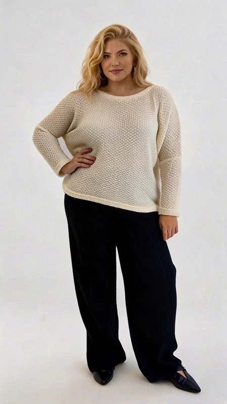 Plus size γυναικεία μπλούζα πλεκτή πουλόβερ κρεμ - MGPL117 | Candiashop Boutique, Αυτό το κομψό γυναικείο πουλόβερ σε απαλό εκρού χρώμα αποτελεί την ιδανική προσθήκη στη χειμερινή σας γκαρνταρόμπα. Με την πλεκτή υφή του και το διακριτικό σχέδιο πλέξης, προσφέρει μια αίσθηση διαχρονικής κομψότητας. Η φαρδιά γραμμή με χαλαρή εφαρμογή χαρίζει άνεση, ενώ η στρογγυλή λαιμόκοψη και τα μακριά μανίκια προσθέτουν μια νότα θηλυκότητας. Συνδυάζεται τέλεια με φαρδιά παντελόνια, όπως το μπλε σκούρο που φαίνεται στην εικόνα, για καθημερινές εμφανίσεις με στυλ. Κατάλληλο τόσο για το γραφείο όσο και για χαλαρές βόλτες ή συναντήσεις με φίλους. Το ελαφρώς διάφανο ύφασμα το καθιστά ιδανικό για layering πάνω από μπλούζες ή τοπ, προσφέροντας ευελιξία στο ντύσιμό σας. Η απαλή υφή του υπόσχεται άνεση καθ' όλη τη διάρκεια της ημέρας, ενώ η χαλαρή εφαρμογή του κολακεύει κάθε σωματότυπο. Ένα ευέλικτο κομμάτι που θα αγαπήσετε για την απλότητα και την κομψότητά του.
