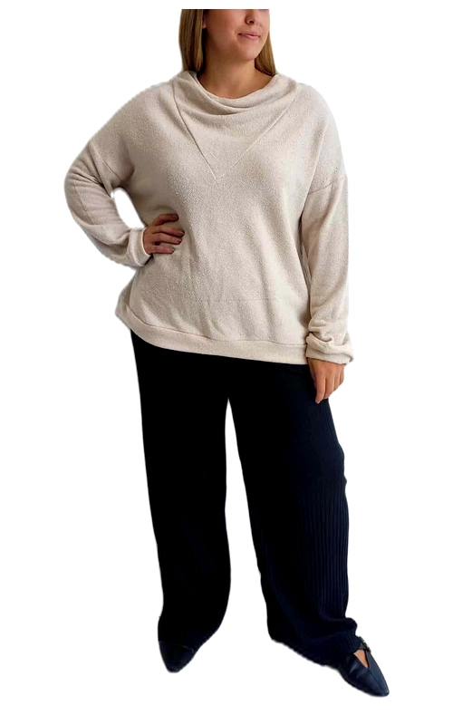 Αυτό το κομψό γυναικείο πουλόβερ σε απαλό εκρού χρώμα αποτελεί την ιδανική προσθήκη στη χειμερινή σας γκαρνταρόμπα. Με τον χαλαρό λαιμό τύπου cowl που προσφέρει μια πινελιά κομψότητας και τα φαρδιά μανίκια που εξασφαλίζουν άνεση στις κινήσεις, συνδυάζει τέλεια το στυλ με την πρακτικότητα. Η χαλαρή γραμμή του πουλόβερ χαρίζει μια αέρινη εμφάνιση, ενώ το μαλακό ύφασμά του υπόσχεται ζεστασιά κατά τους κρύους μήνες. Συνδυάζεται άψογα με μαύρα παντελόνια όπως αυτό της εικόνας, αλλά και με τζιν, φούστες ή κολάν για πολλαπλές περιστάσεις \u002D από καθημερινές εμφανίσεις μέχρι πιο κομψές εξόδους. Η διακριτική ραφή σε σχήμα V στο μπροστινό μέρος προσθέτει ένα ενδιαφέρον στοιχείο στο απλό σχέδιο. Το πουλόβερ διαθέτει επίσης ελαστικές μανσέτες και τελείωμα στο κάτω μέρος για βελτιωμένη εφαρμογή. Ιδανικό για στρώσεις τις κρύες μέρες, αλλά αρκετά ελαφρύ για να φορεθεί μόνο του στις μεταβατικές εποχές.