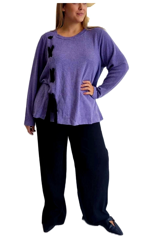 Αυτό το κομψό γυναικείο πουλόβερ σε απαλό μοβ χρώμα (λεβάντα) συνδυάζει άνεση και στυλ με τρόπο που θα αναβαθμίσει την καθημερινή σας γκαρνταρόμπα. Διαθέτει φαρδιά γραμμή με χαλαρή εφαρμογή που κολακεύει κάθε σωματότυπο, ενώ τα μακριά μανίκια την καθιστούν ιδανική για τις δροσερές ημέρες της άνοιξης και του φθινοπώρου. Το ιδιαίτερο χαρακτηριστικό του είναι οι μαύρες διακοσμητικές λεπτομέρειες στην αριστερή πλευρά, που προσθέτουν μια μοντέρνα πινελιά στο απλό σχέδιο. Συνδυάζεται τέλεια με φαρδιά παντελόνια, όπως το μαύρο που εικονίζεται, για ένα άνετο αλλά κομψό καθημερινό σύνολο. Είναι εξίσου εντυπωσιακή με τζιν ή κολάν για πιο casual εμφανίσεις. Το μαλακό ύφασμα χαρίζει εξαιρετική άνεση καθ\u0027 όλη τη διάρκεια της ημέρας, είτε βρίσκεστε στη δουλειά είτε σε μια χαλαρή έξοδο με φίλους. Η μπλούζα αυτή είναι ένα ευέλικτο κομμάτι που θα γίνει αγαπημένο στην καθημερινή σας γκαρνταρόμπα.