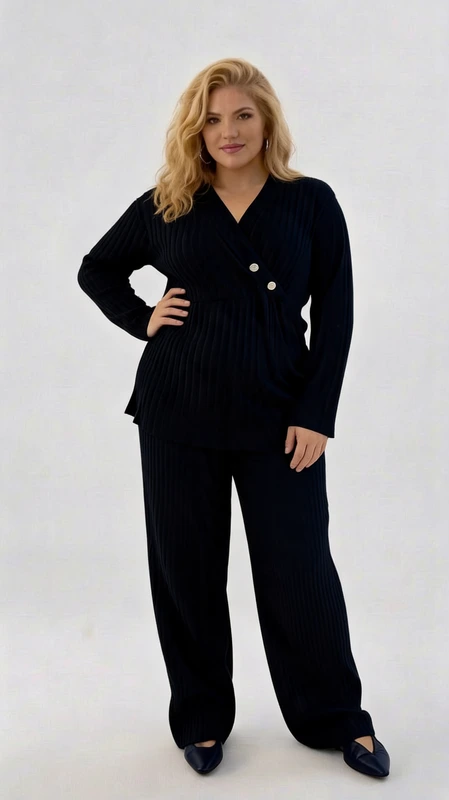 Plus size γυναικεία μπλούζα πλεκτή πουλόβερ μαύρη - MGPL115 | Candiashop Boutique, Κομψό πουλόβερ σε βαθύ ναυτικό μπλε, ιδανικό για άνετες αλλά στυλάτες εμφανίσεις. Το πάνω μέρος διαθέτει κομψό σχέδιο με ριπ πλέξη, χαρακτηριστικό V λαιμό και διακριτικό κλείσιμο με δύο κομψά ασημένια κουμπιά που προσθέτουν μια λεπτομέρεια πολυτέλειας. Τα μακριά μανίκια και η χαλαρή γραμμή προσφέρουν άνεση, ενώ η κολακευτική σιλουέτα αγκαλιάζει απαλά το σώμα. Συνδυάζεται με φαρδύ παντελόνι σε αντίστοιχη πλέξη και απόχρωση, δημιουργώντας ένα τέλειο σύνολο για καθημερινή κομψότητα. Ιδανικό για το γραφείο, βόλτες στην πόλη ή χαλαρές εξόδους με φίλους. Φορέστε το με μποτάκια ή μοκασίνια για μια ολοκληρωμένη εμφάνιση. Το υψηλής ποιότητας πλεκτό υλικό προσφέρει ζεστασιά και διαχρονική κομψότητα, ενώ είναι εύκολο στη φροντίδα. Ένα απαραίτητο σύνολο για τη φθινοπωρινή και χειμερινή σας γκαρνταρόμπα, που συνδυάζει την άνεση με το στυλ.