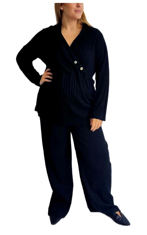 Κομψό πουλόβερ σε βαθύ ναυτικό μπλε, ιδανικό για άνετες αλλά στυλάτες εμφανίσεις. Το πάνω μέρος διαθέτει κομψό σχέδιο με ριπ πλέξη, χαρακτηριστικό V λαιμό και διακριτικό κλείσιμο με δύο κομψά ασημένια κουμπιά που προσθέτουν μια λεπτομέρεια πολυτέλειας. Τα μακριά μανίκια και η χαλαρή γραμμή προσφέρουν άνεση, ενώ η κολακευτική σιλουέτα αγκαλιάζει απαλά το σώμα. Συνδυάζεται με φαρδύ παντελόνι σε αντίστοιχη πλέξη και απόχρωση, δημιουργώντας ένα τέλειο σύνολο για καθημερινή κομψότητα. Ιδανικό για το γραφείο, βόλτες στην πόλη ή χαλαρές εξόδους με φίλους. Φορέστε το με μποτάκια ή μοκασίνια για μια ολοκληρωμένη εμφάνιση. Το υψηλής ποιότητας πλεκτό υλικό προσφέρει ζεστασιά και διαχρονική κομψότητα, ενώ είναι εύκολο στη φροντίδα. Ένα απαραίτητο σύνολο για τη φθινοπωρινή και χειμερινή σας γκαρνταρόμπα, που συνδυάζει την άνεση με το στυλ.