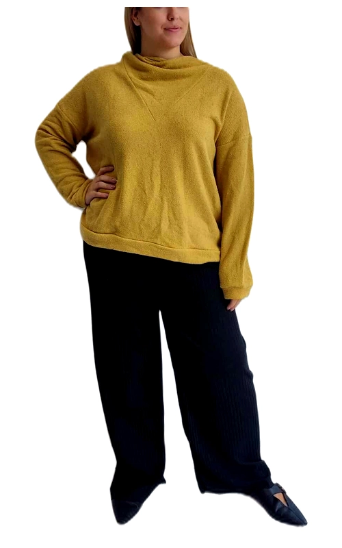 Αυτό το μοντέρνο γυναικείο πουλόβερ σε λαμπερή ώχρα απόχρωση (μουσταρδί) αποτελεί την ιδανική προσθήκη στη χειμερινή σας γκαρνταρόμπα. Με τον ψηλό γιακά που αγκαλιάζει απαλά το λαιμό και την άνετη, χαλαρή γραμμή, προσφέρει κομψότητα χωρίς να θυσιάζει την άνεση. Η πλεκτή υφή του είναι εξαιρετικά απαλή στην αφή, ενώ τα φαρδιά μανίκια και το ελαφρώς oversized στυλ του το καθιστούν ιδανικό για πολλαπλούς συνδυασμούς. Φορέστε το με μαύρο παντελόνι φαρδιάς γραμμής όπως στην εικόνα για ένα κομψό καθημερινό look, ή συνδυάστε το με τζιν και μποτάκια για τις βόλτες σας στην πόλη. Το ιδιαίτερο χρώμα του ζωντανεύει κάθε εμφάνιση και ταιριάζει εξαιρετικά με σκούρες αποχρώσεις. Η ελαστική λωρίδα στο τελείωμα προσθέτει μια διακριτική λεπτομέρεια, ενώ η ποιοτική του σύνθεση εξασφαλίζει ζεστασιά και ανθεκτικότητα. Ένα ευέλικτο κομμάτι που μπορείτε να φορέσετε από το πρωί στο γραφείο μέχρι τις απογευματινές σας εξόδους.