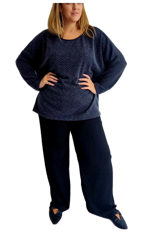Αυτό το κομψό γυναικείο πουλόβερ σε βαθύ ναυτικό μπλε αποτελεί την ιδανική προσθήκη στη χειμερινή σας γκαρνταρόμπα. Με το διακριτικό υφασμάτινο μοτίβο που προσθέτει ενδιαφέρον στην υφή της, η μπλούζα διαθέτει φαρδιά γραμμή με χαλαρή εφαρμογή που κολακεύει κάθε σωματότυπο. Τα φαρδιά μανίκια νυχτερίδα προσφέρουν άνεση στην κίνηση, ενώ η στρογγυλή λαιμόκοψη ολοκληρώνει το διαχρονικό σχέδιο. Συνδυάζεται τέλεια με τα φαρδιά παντελόνια ίδιας απόχρωσης που φαίνονται στην εικόνα, δημιουργώντας ένα κομψό σύνολο για καθημερινές εξόδους ή χαλαρές επαγγελματικές περιστάσεις. Μπορεί επίσης να φορεθεί με τζιν ή κολάν για ένα πιο casual look. Η ελαστικότητα του υφάσματος εξασφαλίζει άνετη εφαρμογή καθ\u0027 όλη τη διάρκεια της ημέρας, ενώ το βάρος του είναι ιδανικό για τις κρύες εποχές. Πρόκειται για ένα ευέλικτο κομμάτι που συνδυάζει την κομψότητα με την πρακτικότητα, αποτελώντας βασικό στοιχείο για κάθε γυναικεία γκαρνταρόμπα.