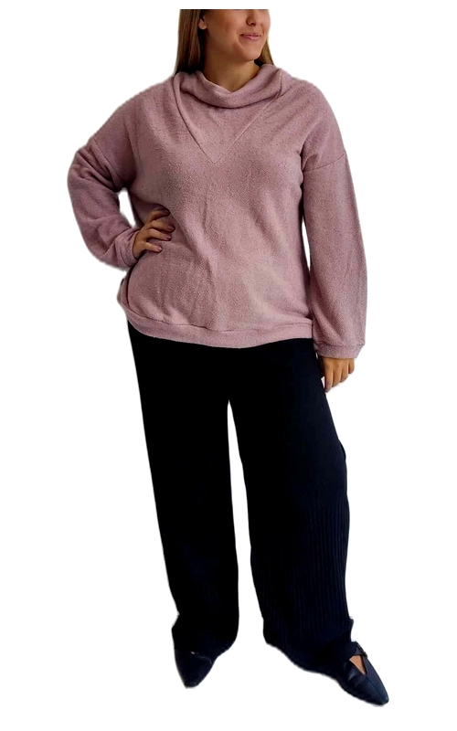 Αυτό το κομψό γυναικείο πουλόβερ σε απαλή απόχρωση λιλά\u002Dροζ (μωβ της λεβάντας) αποτελεί την ιδανική προσθήκη στη χειμερινή σας γκαρνταρόμπα. Κατασκευασμένο από εξαιρετικά μαλακό υλικό με χνουδωτή υφή, προσφέρει άνεση και ζεστασιά στις κρύες μέρες. Ο φαρδύς, χαλαρός σχεδιασμός με τον ψηλό γυριστό λαιμό δημιουργεί μια κολακευτική σιλουέτα, ενώ τα φαρδιά μανίκια προσδίδουν στο σύνολο μια αίσθηση διαχρονικής κομψότητας. Συνδυάστε το εύκολα με μαύρο παντελόνι, όπως στην εικόνα, για ένα καθημερινό chic look, ή με τζιν για πιο χαλαρές εμφανίσεις. Ιδανικό για βόλτες στην πόλη, χαλαρά απογεύματα στο σπίτι ή ακόμα και για το γραφείο σε πιο casual περιβάλλοντα. Το oversized στυλ του το καθιστά εξαιρετικά βολικό, ενώ η απλή αλλά κομψή σχεδίασή του επιτρέπει να συνδυάζεται με πολλά διαφορετικά ρούχα. Το συγκεκριμένο πουλόβερ αποτελεί μια διαχρονική επιλογή που θα απολαμβάνετε για πολλές σεζόν.