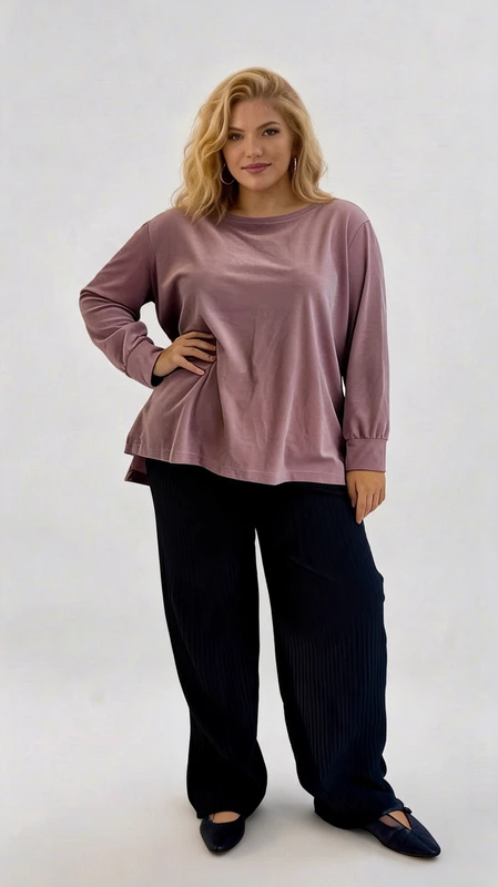 Plus size γυναικεία μπλούζα πλεκτή πουλόβερ σομόν - MGPL121 | Candiashop Boutique, Αυτό το κομψό γυναικείο πουλόβερ σε απαλό μοβ-ροζ (λιλά) χρώμα αποτελεί την ιδανική επιλογή για το καθημερινό σας στυλ. Με την άνετη γραμμή και το φαρδύ σχέδιο, προσφέρει απόλυτη άνεση χωρίς να θυσιάζει την κομψότητα. Το λεπτό, μαλακό ύφασμα αγκαλιάζει το σώμα με διακριτικότητα, ενώ τα μακριά μανίκια με τις ελαφρώς ελαστικές μανσέτες προσθέτουν μια προσεγμένη λεπτομέρεια στο σύνολο. Η στρογγυλή λαιμόκοψη είναι διακριτική και κολακευτική για κάθε σωματότυπο. Συνδυάστε το με μαύρο παντελόνι, όπως στην εικόνα, για ένα κομψό καθημερινό σύνολο, ή με τζιν για πιο χαλαρές εμφανίσεις. Ιδανικό για την εργασία, τις βόλτες στην πόλη ή τις απογευματινές εξόδους με φίλους. Το ελαφρώς φαρδύ σχέδιο χαρίζει άνεση και ελευθερία κινήσεων, ενώ διατηρεί μια θηλυκή σιλουέτα. Αυτό το πουλόβερ συνδυάζει τέλεια την κομψότητα με την πρακτικότητα, αποτελώντας βασικό κομμάτι για κάθε γυναικεία γκαρνταρόμπα.