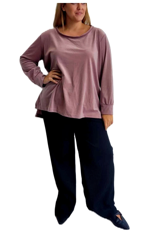 Αυτό το κομψό γυναικείο πουλόβερ σε απαλό μοβ\u002Dροζ (λιλά) χρώμα αποτελεί την ιδανική επιλογή για το καθημερινό σας στυλ. Με την άνετη γραμμή και το φαρδύ σχέδιο, προσφέρει απόλυτη άνεση χωρίς να θυσιάζει την κομψότητα. Το λεπτό, μαλακό ύφασμα αγκαλιάζει το σώμα με διακριτικότητα, ενώ τα μακριά μανίκια με τις ελαφρώς ελαστικές μανσέτες προσθέτουν μια προσεγμένη λεπτομέρεια στο σύνολο. Η στρογγυλή λαιμόκοψη είναι διακριτική και κολακευτική για κάθε σωματότυπο. Συνδυάστε το με μαύρο παντελόνι, όπως στην εικόνα, για ένα κομψό καθημερινό σύνολο, ή με τζιν για πιο χαλαρές εμφανίσεις. Ιδανικό για την εργασία, τις βόλτες στην πόλη ή τις απογευματινές εξόδους με φίλους. Το ελαφρώς φαρδύ σχέδιο χαρίζει άνεση και ελευθερία κινήσεων, ενώ διατηρεί μια θηλυκή σιλουέτα. Αυτό το πουλόβερ συνδυάζει τέλεια την κομψότητα με την πρακτικότητα, αποτελώντας βασικό κομμάτι για κάθε γυναικεία γκαρνταρόμπα.