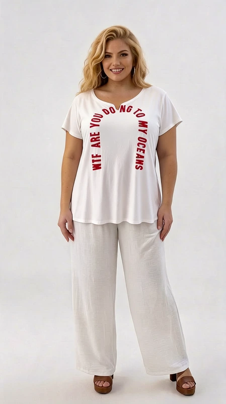 Ανακαλύψτε αυτό το υπέροχο γυναικείο t\u002Dshirt σε λευκό χρώμα, που συνδυάζει άνεση και στυλ με έναν μοναδικό τρόπο. Το εντυπωσιακό σχέδιο του περιλαμβάνει την έντονη κόκκινη επιγραφή \u0022What Are You Doing To My Oceans\u0022, τοποθετημένη σε τοξωτή διάταξη στο μπροστινό μέρος, δίνοντας ένα δυναμικό και περιβαλλοντικά συνειδητό μήνυμα. Η γραμμή του είναι φαρδιά και άνετη, με κοντά μανίκια και ένα ελαφρώς επιμηκυμένο μήκος που κολακεύει κάθε σιλουέτα. Ο λαιμός διαθέτει μια διακριτική σχισμή που προσθέτει μια γλυκιά λεπτομέρεια στο σύνολο. Κατάλληλο για plus size γυναίκες, προσφέρει εξαιρετική εφαρμογή και ελευθερία κινήσεων. Μπορεί να φορεθεί με λευκή παλάτσο παντελόνα για ένα κομψό καλοκαιρινό σύνολο, όπως φαίνεται στη φωτογραφία, αλλά και με τζιν ή σορτς για μια πιο casual εμφάνιση. Ιδανικό για καθημερινές εξόδους, βόλτες, ή ακόμα και για χαλαρές συναντήσεις με φίλους.