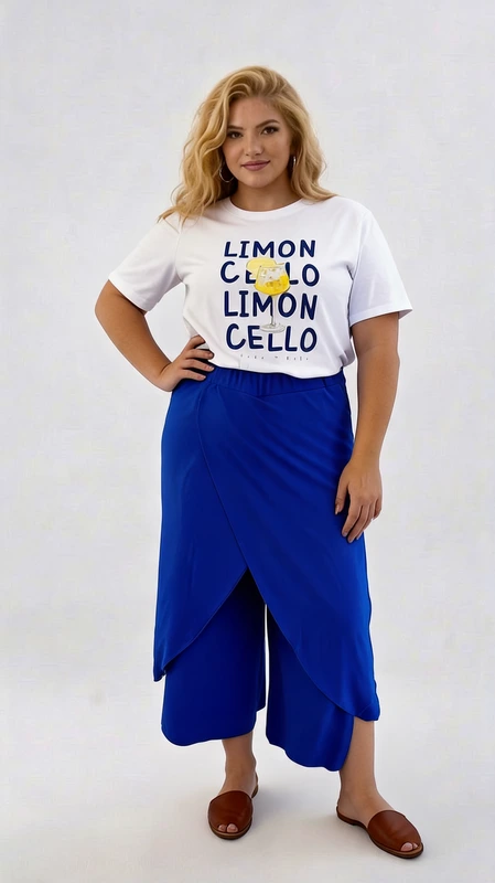 Plus size t-shirt άσπρο - TSPL115 | Candiashop Boutique, Ανακαλύψτε το απόλυτο καλοκαιρινό t-shirt που θα φέρει τη διάθεση των διακοπών στην καθημερινότητά σας! Σε λευκό χρώμα με κοντά μανίκια και στρογγυλή λαιμόκοψη, το κομμάτι αυτό διαθέτει ένα παιχνιδιάρικο τύπωμα με τη λέξη "Limoncello" σε σκούρο ναυτικό μπλε χρώμα, συνοδευόμενο από ένα χαριτωμένο σχέδιο ποτηριού με λεμόνι σε έντονο κίτρινο χρώμα. Η γραφιστική σύνθεση προσδίδει ένα ζωντανό, καλοκαιρινό χαρακτήρα που παραπέμπει στη μεσογειακή αύρα και τη χαλαρή ατμόσφαιρα του νότου. Η εφαρμογή του είναι χαλαρή και άνετη, ιδανική για κάθε σιλουέτα, ενώ το μαλακό ύφασμά του εξασφαλίζει άνεση καθ' όλη τη διάρκεια της ημέρας. Μπορεί να φορεθεί με ψηλόμεσο παντελόνι σε ρουά χρώμα, όπως στην εικόνα, για ένα εντυπωσιακό σύνολο, αλλά και με τζιν σορτς ή λινό παντελόνι για μια πιο casual εμφάνιση. Ιδανικό για βόλτες στην παραλία, καλοκαιρινές εξόδους ή ακόμα και για ένα relaxed city look.