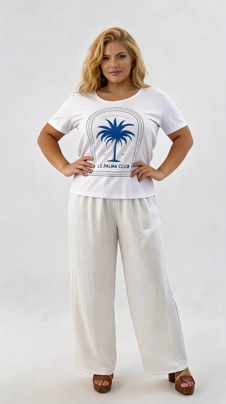 Plus size t-shirt άσπρο - TSPL116 | Candiashop Boutique, Ανακαλύψτε το απόλυτο καλοκαιρινό must-have με αυτό το γυναικείο μπλουζάκι σε λευκό χρώμα, που αποπνέει αέρα διακοπών και ελευθερίας. Το κεντρικό του στοιχείο είναι ένα εντυπωσιακό graphic print με φοίνικα σε έντονο μπλε ρουά χρώμα, εμπνευσμένο από τη μεσογειακή αισθητική. Η στρογγυλή λαιμόκοψη και η κοντή γραμμή του μανικιού χαρίζουν μια χαλαρή, άνετη εφαρμογή που κολακεύει κάθε σιλουέτα. Το λευκό ύφασμα είναι ιδανικό για τις ζεστές καλοκαιρινές μέρες, προσφέροντας αναπνοή και άνεση. Μπορεί να φορεθεί με λευκή παλάτσο παντελόνα για ένα ολοκληρωμένο total white look, όπως φαίνεται στη φωτογραφία, αλλά και με τζιν σορτς ή φλοράλ φούστα για έναν πιο casual συνδυασμό. Κατάλληλο για βόλτες στην παραλία, καφέ με φίλες ή καλοκαιρινές εκδρομές, αυτό το μπλουζάκι είναι η τέλεια επιλογή για κάθε γυναίκα που αγαπά τη μοντέρνα, ανέμελη αισθητική.