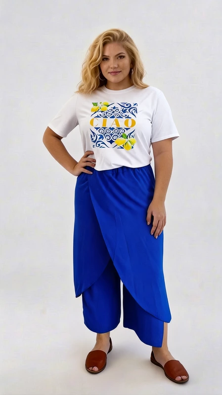 Plus size t-shirt άσπρο - TSPL117 | Candiashop Boutique, Ένα λευκό γυναικείο t-shirt που αποπνέει την αισθητική της μεσογειακής καλοκαιρινής διάθεσης. Το κεντρικό σχέδιο του κοσμεί μια εντυπωσιακή στάμπα εμπνευσμένη από τα παραδοσιακά ιταλικά πλακάκια σε μπλε και λευκούς τόνους, σε χρυσοκίτρινο χρώμα, δίνοντας έναν ζωηρό και χαρούμενο χαρακτήρα. Η κοπή είναι κλασική και άνετη, με κοντό μανίκι και στρογγυλή λαιμόκοψη, προσφέροντας χαλαρή εφαρμογή που κολακεύει κάθε σιλουέτα. Το λευκό χρώμα του υφάσματος αναδεικνύει το πολύχρωμο σχέδιο και το καθιστά ευέλικτο κομμάτι για κάθε εμφάνιση. Μπορεί να φορεθεί με μπλε ρουά παντελόνα ή φούστα για ένα συνδυαστικό look, με λευκό ή μπεζ σορτς για καλοκαιρινές εξόδους, αλλά και με τζιν για μια πιο casual καθημερινή εμφάνιση. Ιδανικό για διακοπές, βόλτες στην παραλία ή καλοκαιρινές εξόδους, αυτό το t-shirt είναι η τέλεια επιλογή για όσες αγαπούν το στυλ με έμπνευση από τη Μεσόγειο.