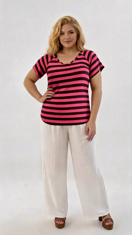 Plus size t-shirt κόκκινο - TSPL113 | Candiashop Boutique, Ανακαλύψτε αυτό το εντυπωσιακό γυναικείο t-shirt με ριγέ μοτίβο σε έντονο φούξια και σκούρο καφέ-μαύρο χρώμα, που αποπνέει ζωντάνια και στυλ. Οι οριζόντιες ρίγες σε εναλλαγή δημιουργούν ένα δυναμικό αποτέλεσμα που τραβά αμέσως τα βλέμματα, ενώ η V-λαιμόκοψη προσθέτει μια αισθησιακή πινελιά στο σύνολο. Η χαλαρή, άνετη εφαρμογή του με κοντά μανίκια raglan το καθιστά ιδανικό για καθημερινή χρήση, προσφέροντας ταυτόχρονα ελευθερία κινήσεων και κομψότητα. Το μήκος του πέφτει ελαφρώς πιο κάτω από τη μέση, δίνοντας μια αναλογική και κολακευτική σιλουέτα. Μπορεί να φορεθεί με λευκό παντελόνι palazzo για ένα chic καθημερινό look, με τζιν για μια πιο casual εμφάνιση ή ακόμα και με κοντή φούστα για βραδινή έξοδο. Ιδανικό για γυναίκες που αγαπούν τα έντονα χρώματα και θέλουν να εκφράσουν την προσωπικότητά τους μέσα από τη μόδα.