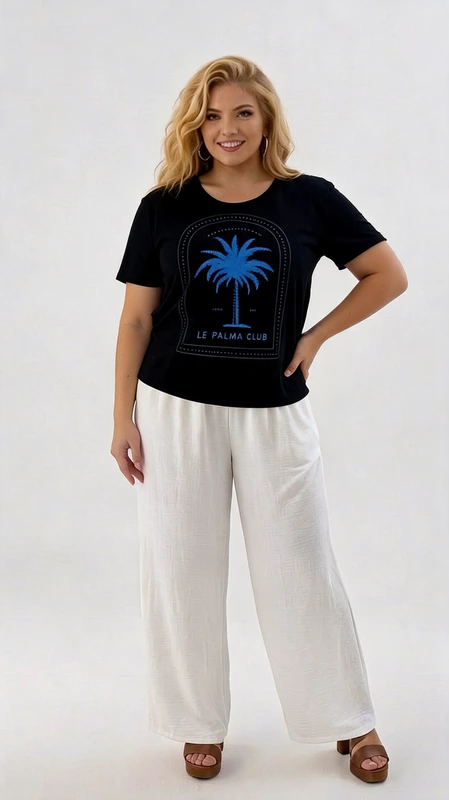Ανακαλύψτε το απόλυτο καλοκαιρινό t\u002Dshirt που συνδυάζει στυλ και άνεση σε ένα μοναδικό σχέδιο. Σε βαθύ μαύρο χρώμα, το μπλουζάκι αυτό διαθέτει ένα εντυπωσιακό τυπωμένο μοτίβο με φοίνικα σε έντονο μπλε χρώμα, πλαισιωμένο από διακριτική τοξωτή διακόσμηση, δίνοντάς του έναν ξεχωριστό, τροπικό\u002Dchic χαρακτήρα. Η εφαρμογή του είναι χαλαρή και άνετη, με στρογγυλή λαιμόκοψη και κοντά μανίκια, ιδανική για κάθε σωματότυπο. Το ύφασμά του είναι απαλό και ελαφρύ, κατάλληλο για τις ζεστές καλοκαιρινές μέρες. Μπορεί να φορεθεί με λευκό παντελόνι palazzo για μια boho\u002Dchic εμφάνιση, όπως φαίνεται και στη φωτογραφία, αλλά και με τζιν σορτς ή λινό παντελόνι για έναν πιο casual look. Ιδανικό για βόλτες στην παραλία, καλοκαιρινές εξόδους ή διακοπές, αυτό το t\u002Dshirt είναι το must\u002Dhave κομμάτι της σεζόν που θα αναβαθμίσει κάθε καλοκαιρινό σύνολό σας.