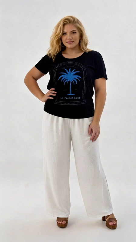 Plus size t-shirt μαύρο - TSPL118 | Candiashop Boutique, Ανακαλύψτε το απόλυτο καλοκαιρινό t-shirt που συνδυάζει στυλ και άνεση σε ένα μοναδικό σχέδιο. Σε βαθύ μαύρο χρώμα, το μπλουζάκι αυτό διαθέτει ένα εντυπωσιακό τυπωμένο μοτίβο με φοίνικα σε έντονο μπλε χρώμα, πλαισιωμένο από διακριτική τοξωτή διακόσμηση, δίνοντάς του έναν ξεχωριστό, τροπικό-chic χαρακτήρα. Η εφαρμογή του είναι χαλαρή και άνετη, με στρογγυλή λαιμόκοψη και κοντά μανίκια, ιδανική για κάθε σωματότυπο. Το ύφασμά του είναι απαλό και ελαφρύ, κατάλληλο για τις ζεστές καλοκαιρινές μέρες. Μπορεί να φορεθεί με λευκό παντελόνι palazzo για μια boho-chic εμφάνιση, όπως φαίνεται και στη φωτογραφία, αλλά και με τζιν σορτς ή λινό παντελόνι για έναν πιο casual look. Ιδανικό για βόλτες στην παραλία, καλοκαιρινές εξόδους ή διακοπές, αυτό το t-shirt είναι το must-have κομμάτι της σεζόν που θα αναβαθμίσει κάθε καλοκαιρινό σύνολό σας.
