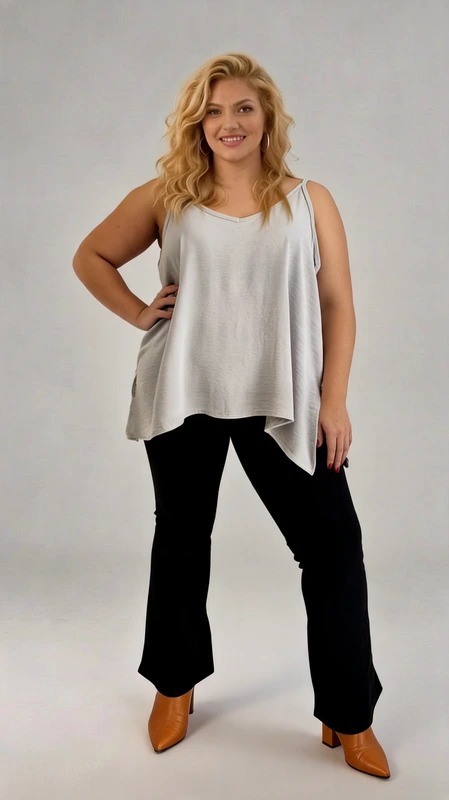 Το plus size lingerie top γκρι είναι ιδανικό μεσοφόρι για όλες τις εποχές του χρόνου. Από βισκόζη ελαστική και δαντέλα. Διάλεξε το αγαπημένο σου χρώμα και φώτισε το σκούρο κοστούμι σου!